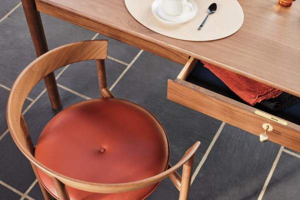 Comma Chair
